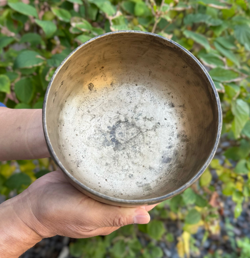 Antique Thadobati Himalayan Singing Bowl 6.5 Inches Solar Plexus Chakra - DharmaObjects