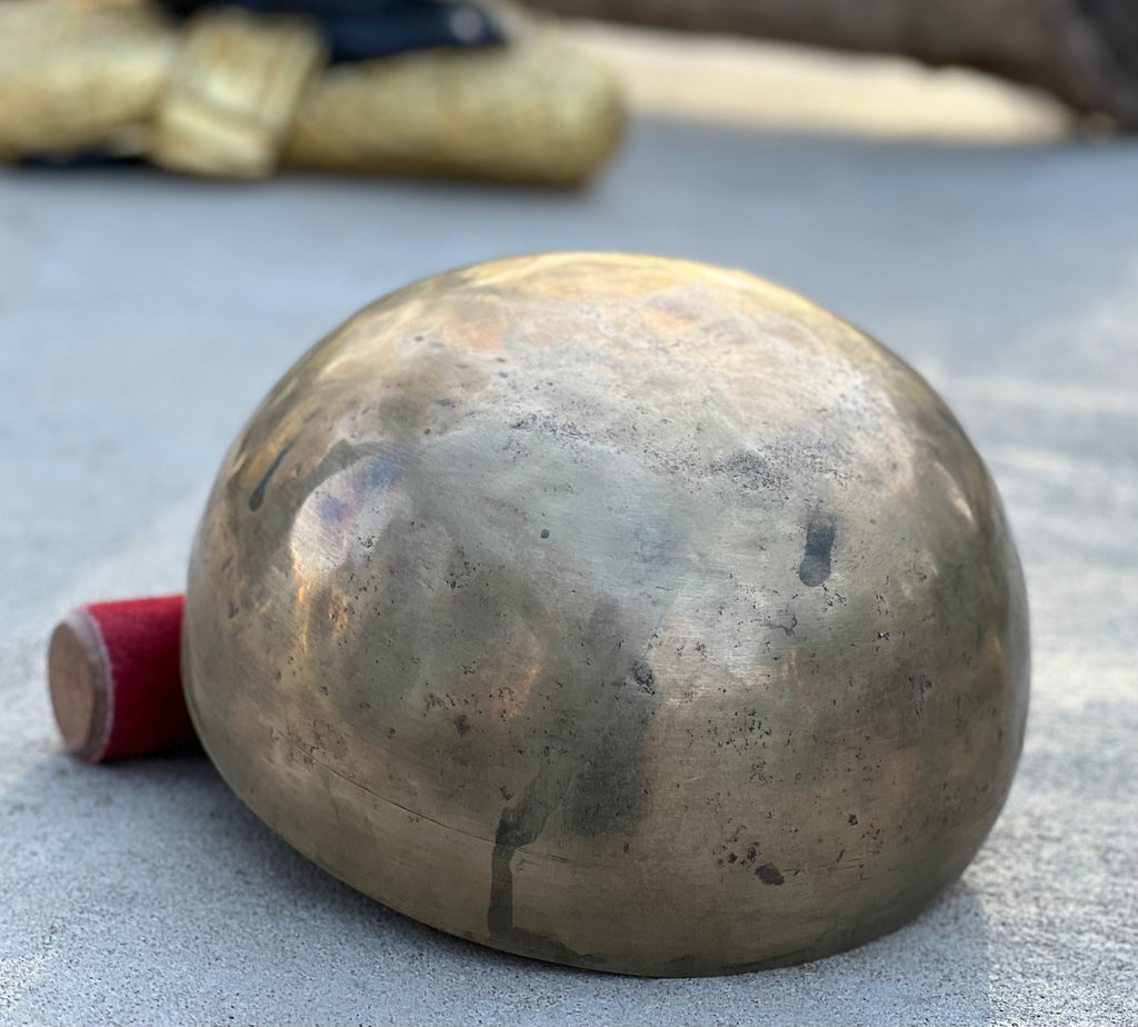 Rare Antique Thadobati Style Tibetan Singing Bowl 5.75" | Dark Patina Heart Chakra F Note Bowl with Mallet & Cushion - DharmaObjects