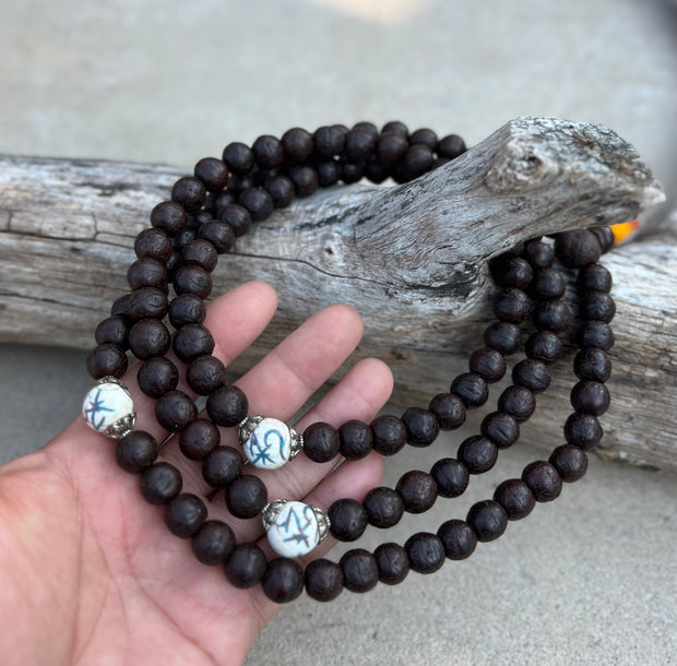 Dark Tibetan Buddhist Rare Bodhi Seed Mala, 3 Conch Shell Accent, Free Mala Bag