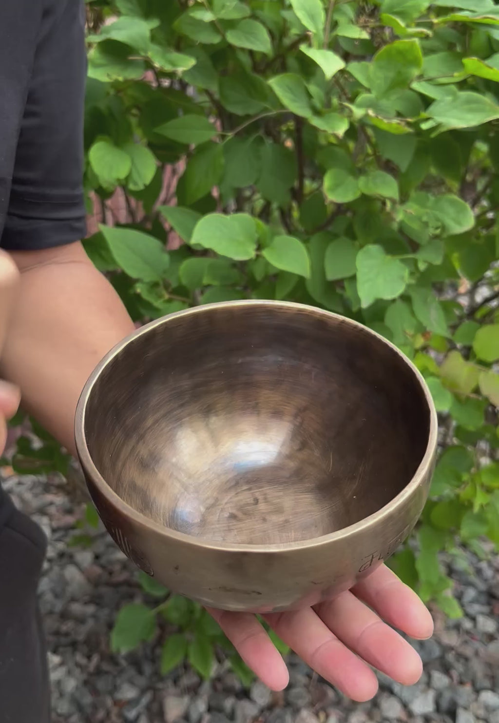 Hand Hammered Tibetan Full Moon Singing Bowl 6" – Nepalese Meditation Bowl with D Note 315 Hz, Cushion & Mallet for Sacral Chakra Healing